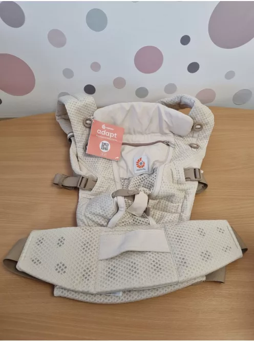 Ergobaby Adapt babahordozó újszülöttkortól, 0–48 hónapos korig világos barna szìnű OUTLET termék