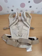 Ergobaby Adapt babahordozó újszülöttkortól, 0–48 hónapos korig világos barna szìnű OUTLET termék