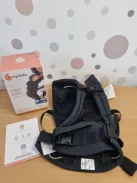 Ergobaby Adapt babahordozó újszülöttkortól, 0–48 hónap fekete szìnű OUTLET termék