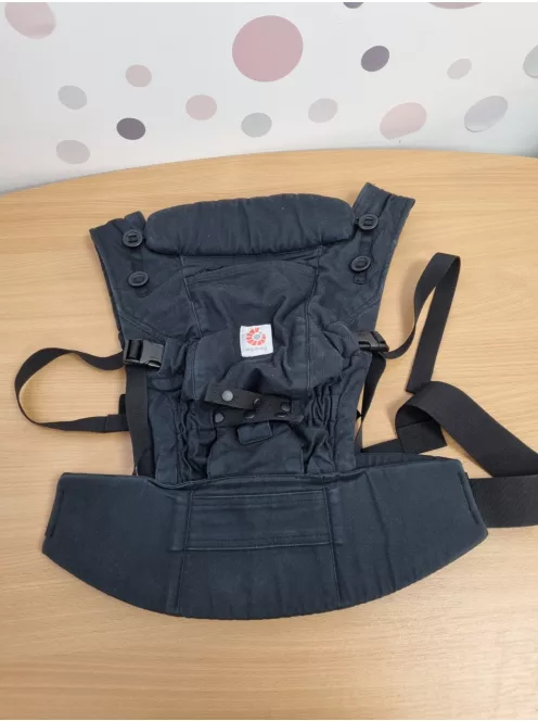 Ergobaby Adapt babahordozó újszülöttkortól, 0–48 hónap fekete szìnű OUTLET termék
