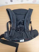 Ergobaby Adapt babahordozó újszülöttkortól, 0–48 hónap fekete szìnű OUTLET termék