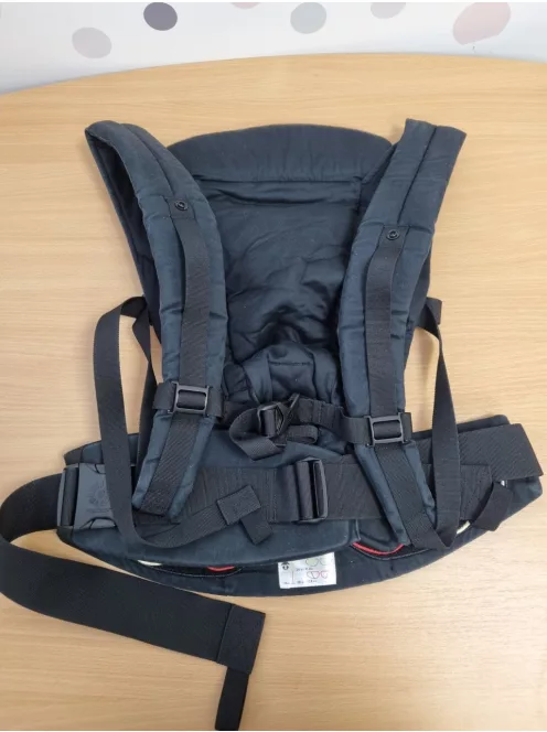 Ergobaby Adapt babahordozó újszülöttkortól, 0–48 hónap fekete szìnű OUTLET termék